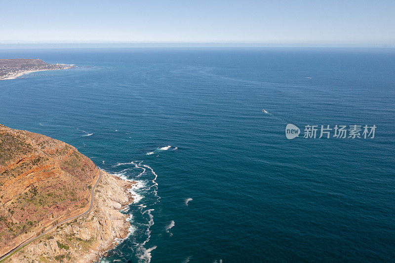 俯瞰海岸线附近的道路