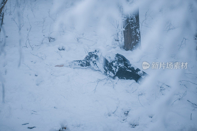 躺在雪地里的冰冻女人