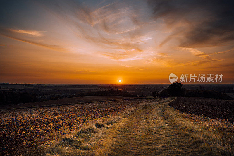 英国田野上燃烧的夕阳