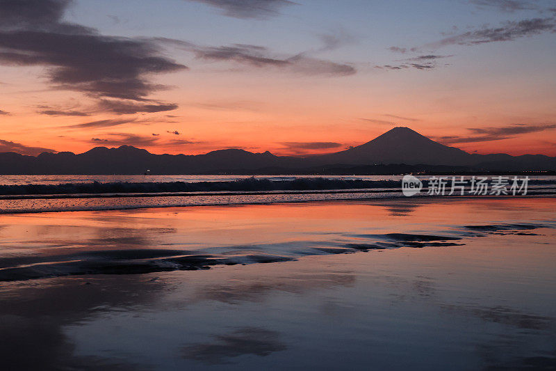 日落海滩上的富士山剪影