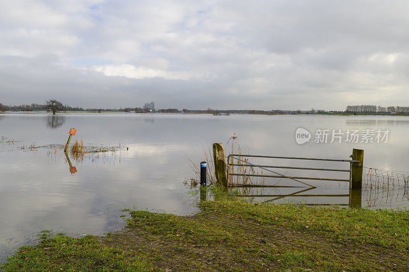 大雨过后，荷兰Overijssel的IJssel河水泛滥