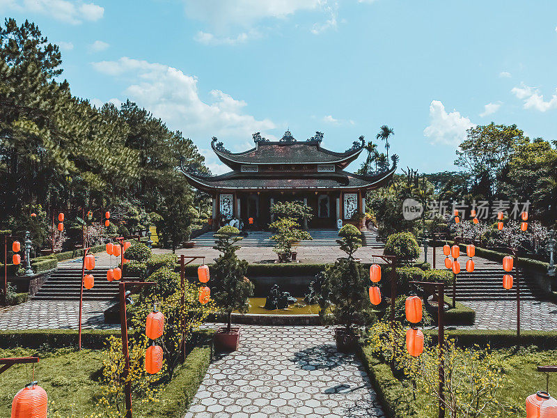 越南林东省宝禄市八芽塔鸟瞰图