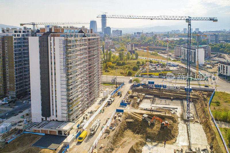 保加利亚索非亚的工业建筑起重机和建筑。施工现场及施工机械鸟瞰图。无人机视角