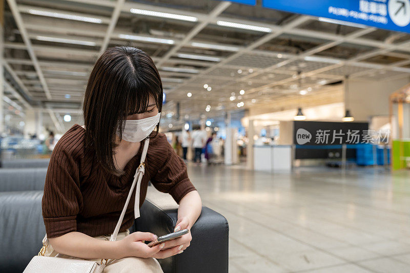 年轻的亚洲女性使用智能手机