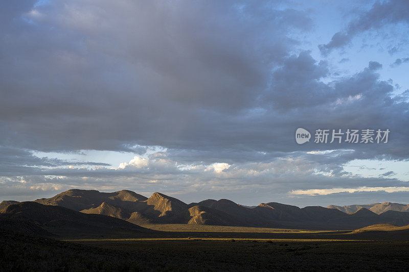 沙漠里明亮的夕阳和忧郁的云朵