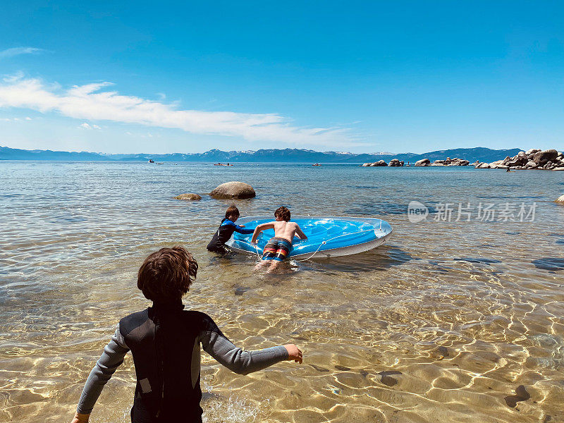 一家人在加州的太浩湖游玩