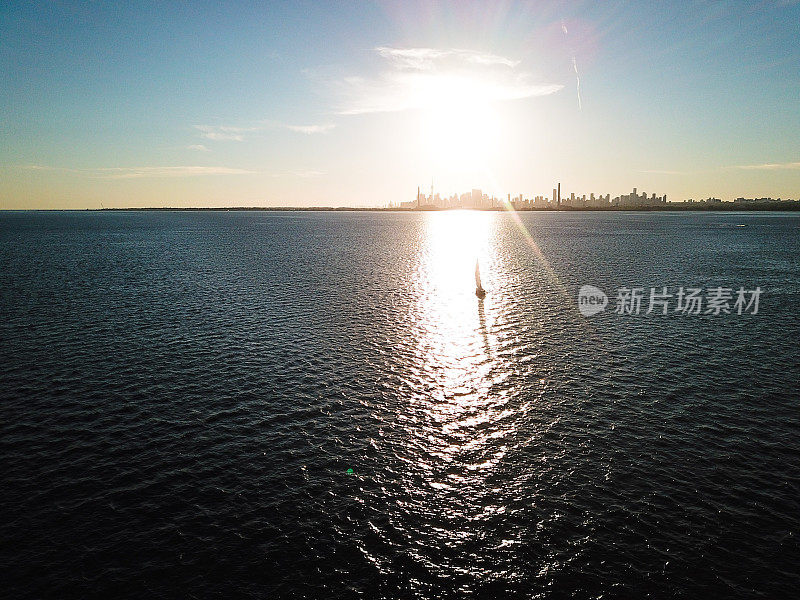 安大略湖上的帆船，背景是多伦多市中心