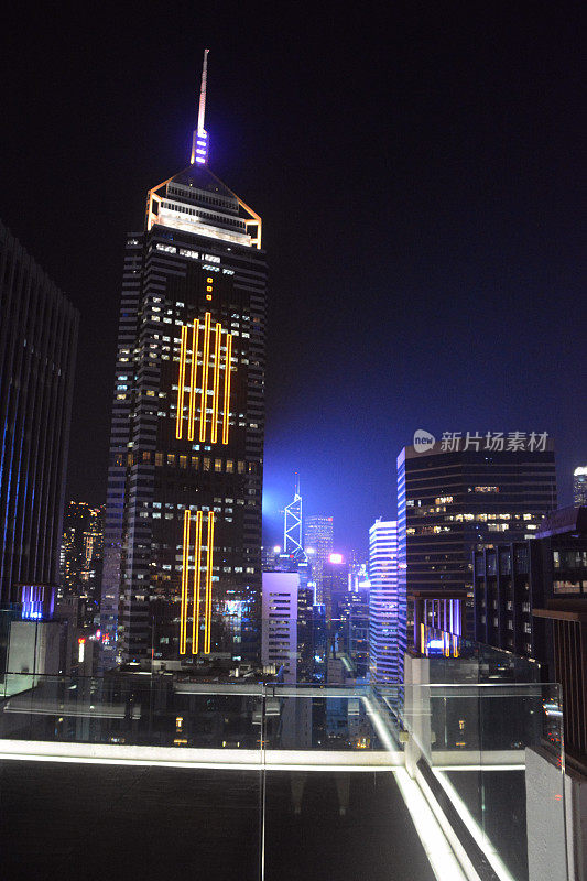 香港夜晚的中央广场摩天大楼