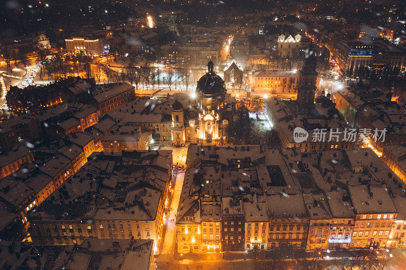 鸟瞰图，圣诞夜的魔法时间在雪城