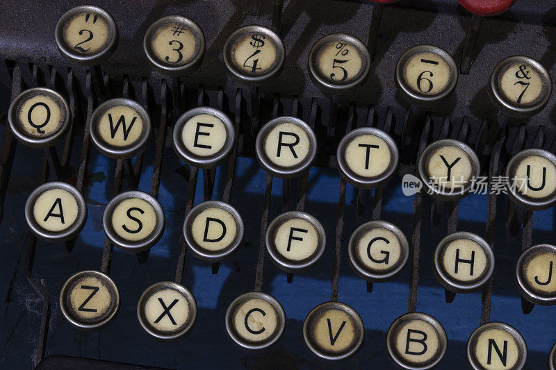 老式打字机，显示传统的QWERTY键盘。在短信出现之前，人们用打字机写信交流。