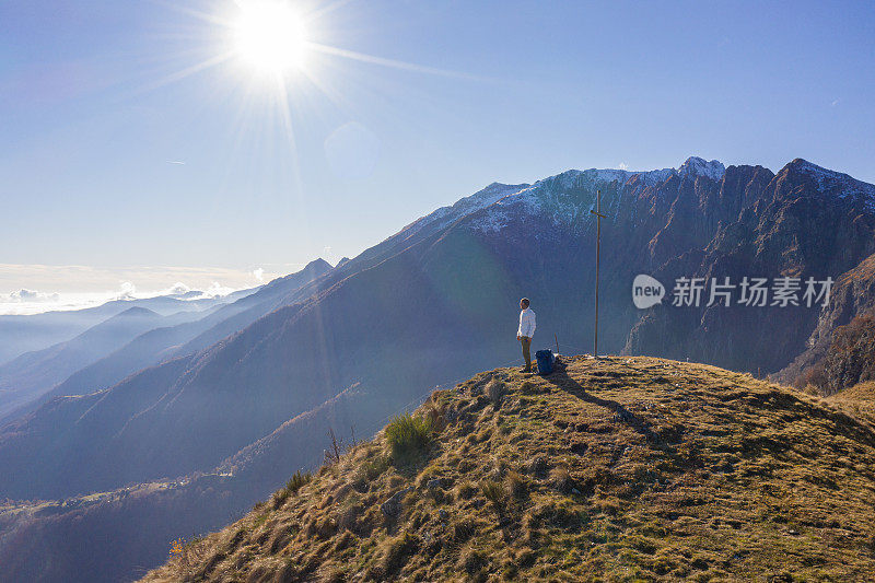 男徒步旅行者在山顶休息