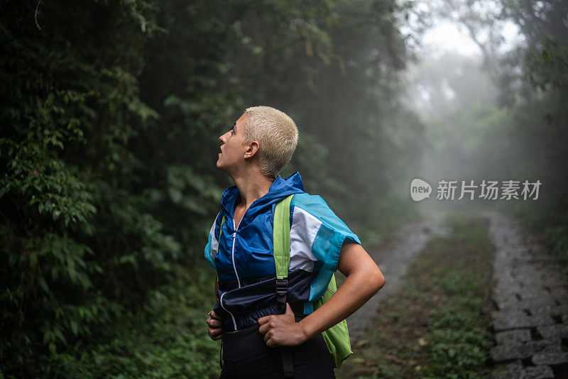 年轻女子在森林里四处张望