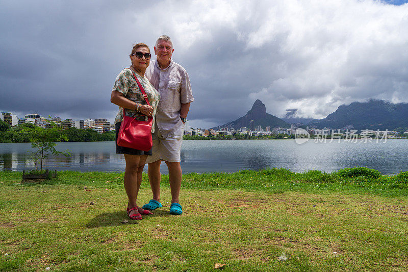 在里约热内卢湖畔的一对高年级夫妇