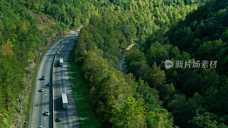 在I-40公路上行驶的卡车和汽车穿过山脉-空中