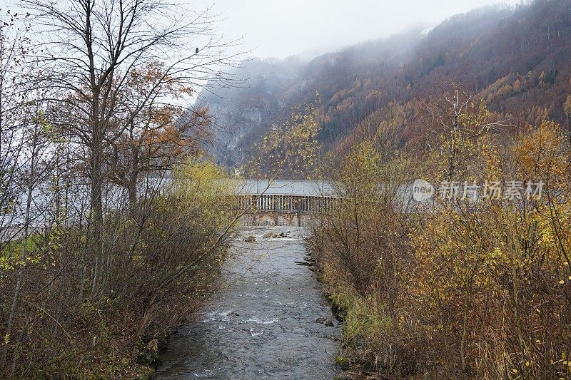 一条小溪流入瑞士瓦伦施塔特市的瓦伦泽湖。它两边都有干燥的植被。