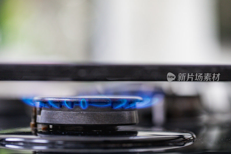 炉子。煮炉。燃烧着蓝色火焰的现代厨房炉灶