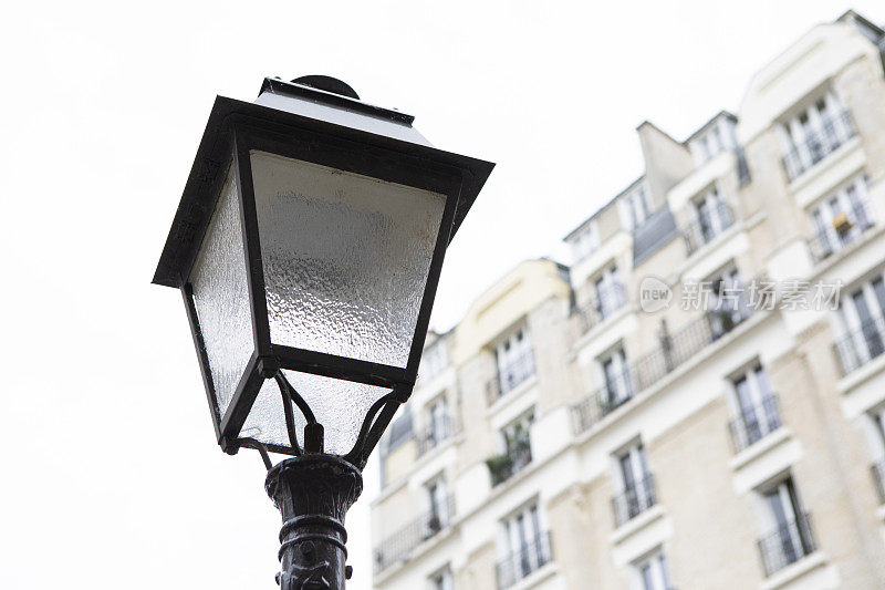 巴黎公寓楼前的复古街灯