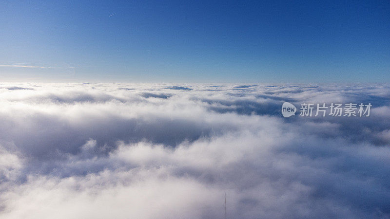 雾在陶努斯山脉，德国-鸟瞰图