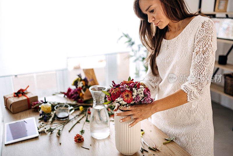 制作花卉装饰品的妇女