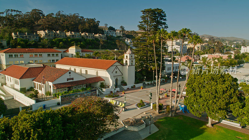 无人机拍摄的大教堂和使命公园在文图拉，加州