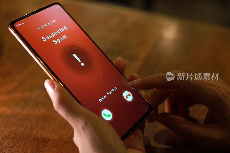 用智能手机接到未知来电者的可疑垃圾电话