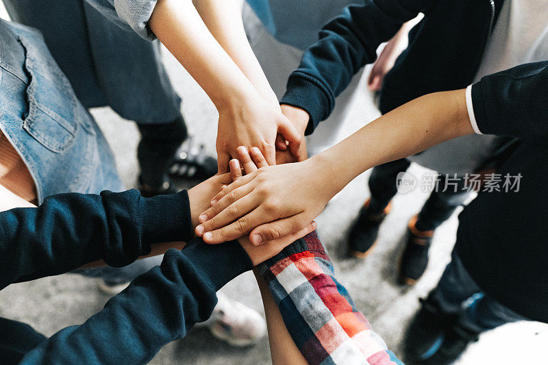 一群小学生把手放在一起