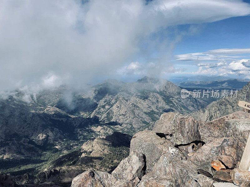 高云飘浮在山峰和山谷之间