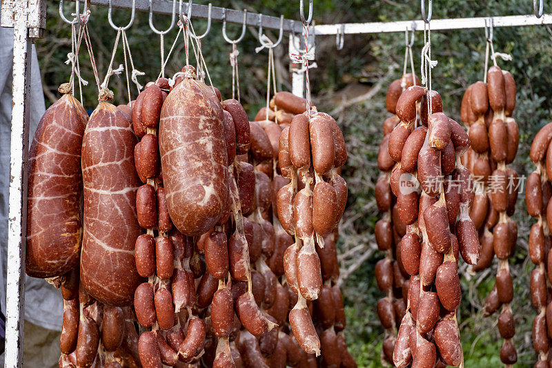 悬挂着用骆驼肉制成的土耳其香肠