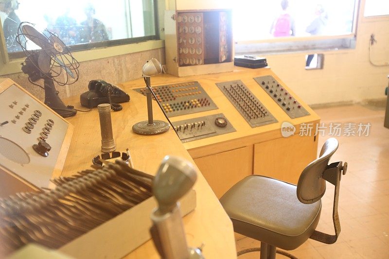 台旧收音机桌子