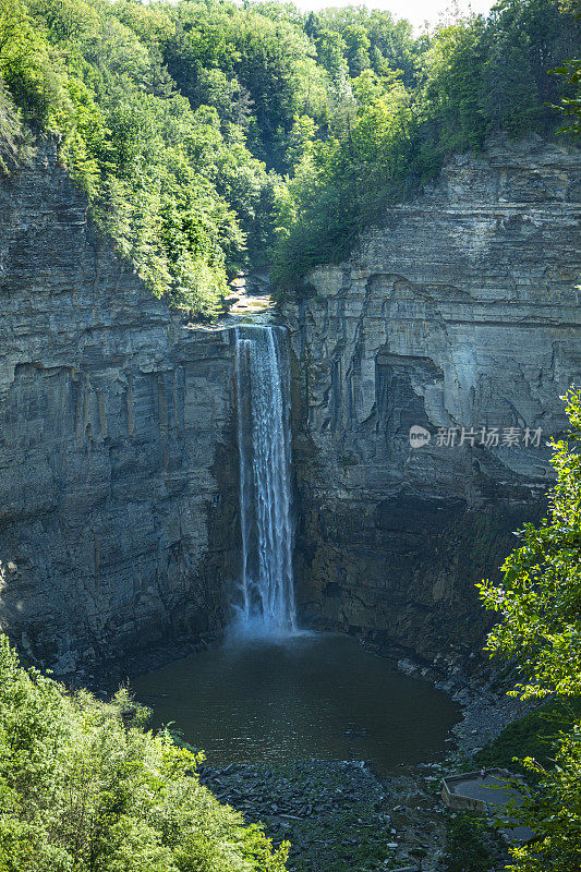 Taughannock从远处落下