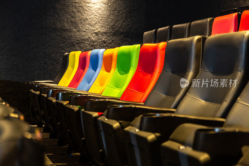 设有各种颜色座椅的影厅