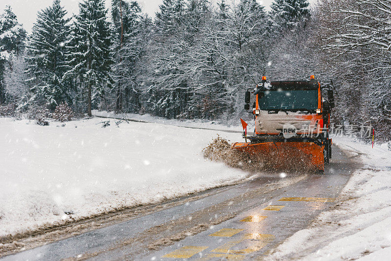 铲雪机在暴风雪中犁地