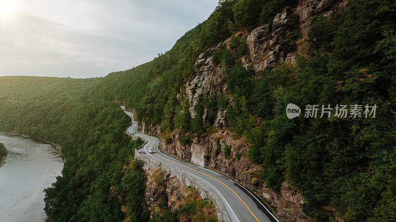 公路旅行的鸟瞰图