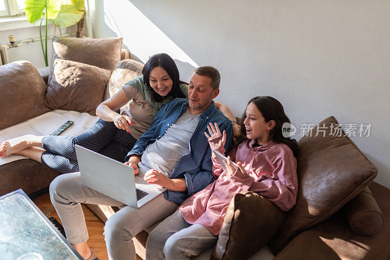 幸福的家庭，在家里用笔记本电脑进行视频通话