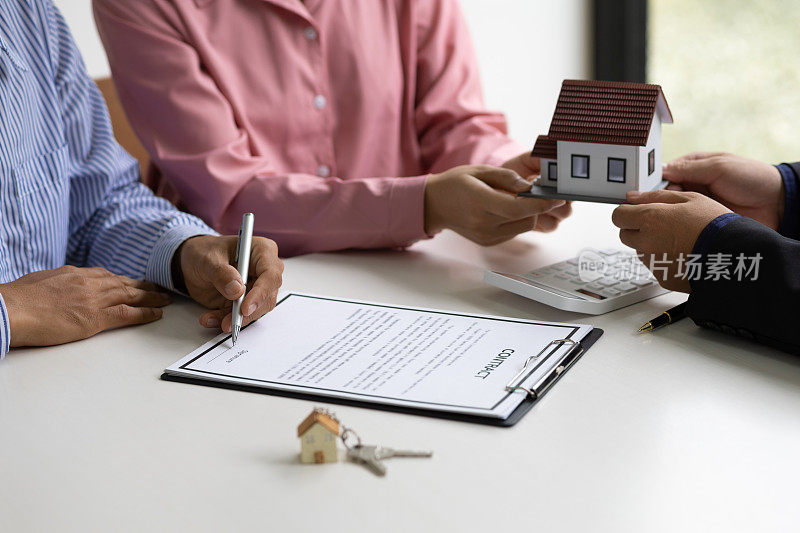 房地产中介为客户提供房屋，并签署合法购房合同。