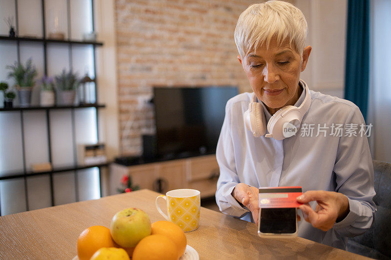 一位女士用她的信用卡在网上购物