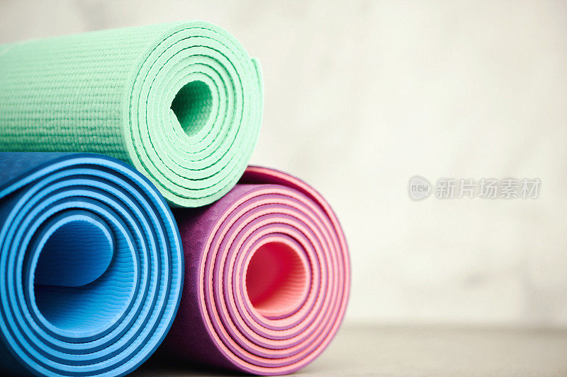 健康的生活方式背景与彩色卷瑜伽垫