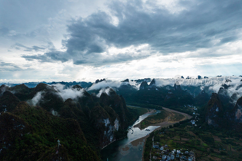 雾天桂林美景鸟瞰图