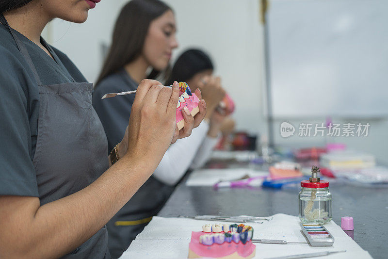 牙科学生在课堂上练习陶瓷牙