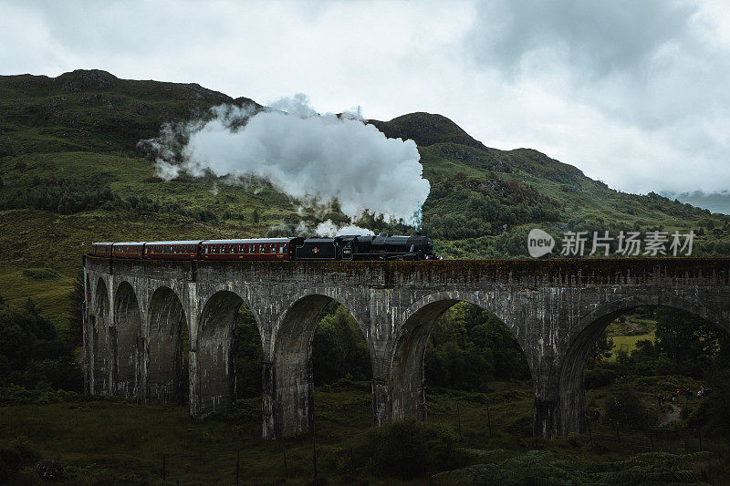 苏格兰著名的格伦芬南铁路高架桥，詹姆斯二世党人的蒸汽火车从上面经过