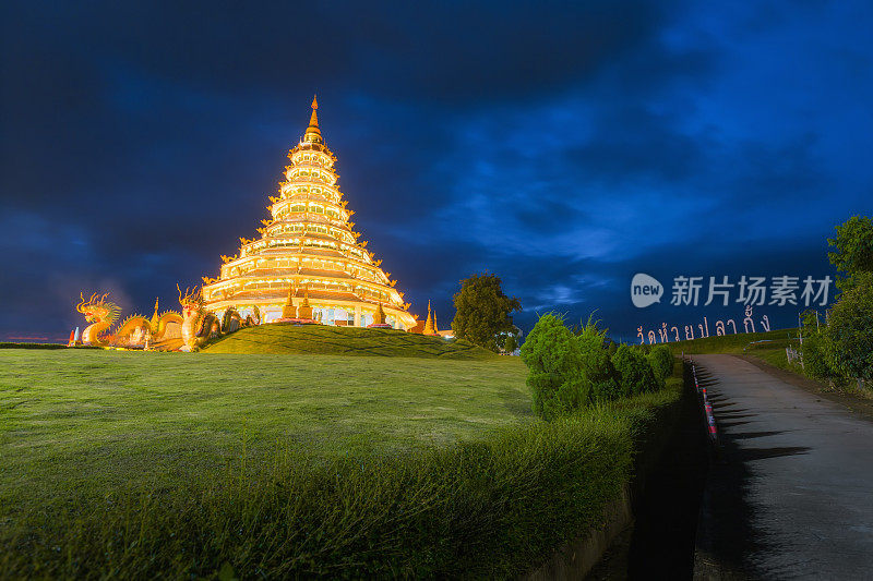 怀普拉康寺鸟瞰图(无人机拍摄)是位于泰国清莱省的拥有大型佛像和一座9层塔的寺庙