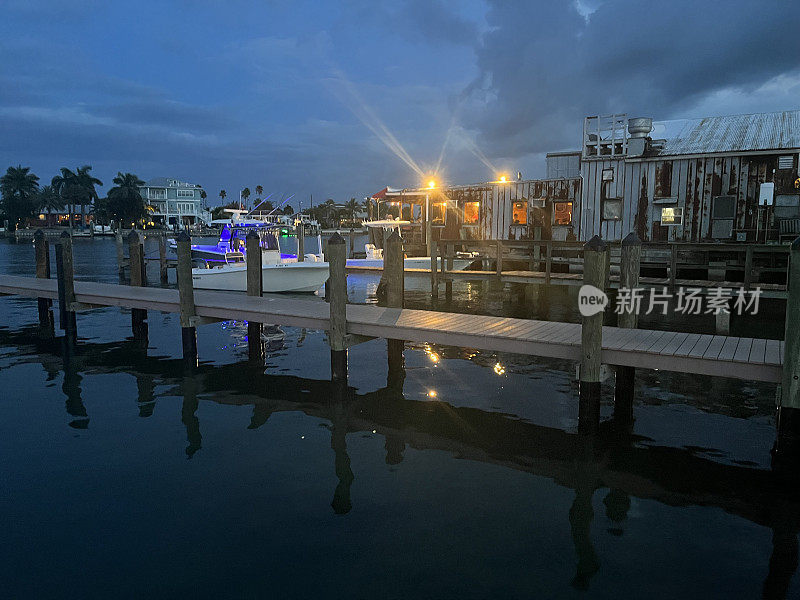 运河的两边都是捕鱼码头、船坞和餐馆，从这里的佛罗里达州圣皮特海滩一直延伸到墨西哥湾