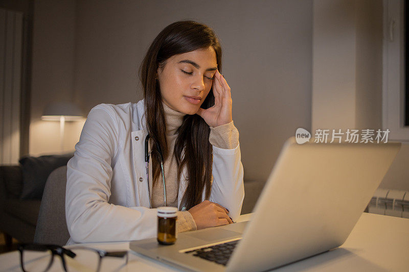 女医生在视频通话