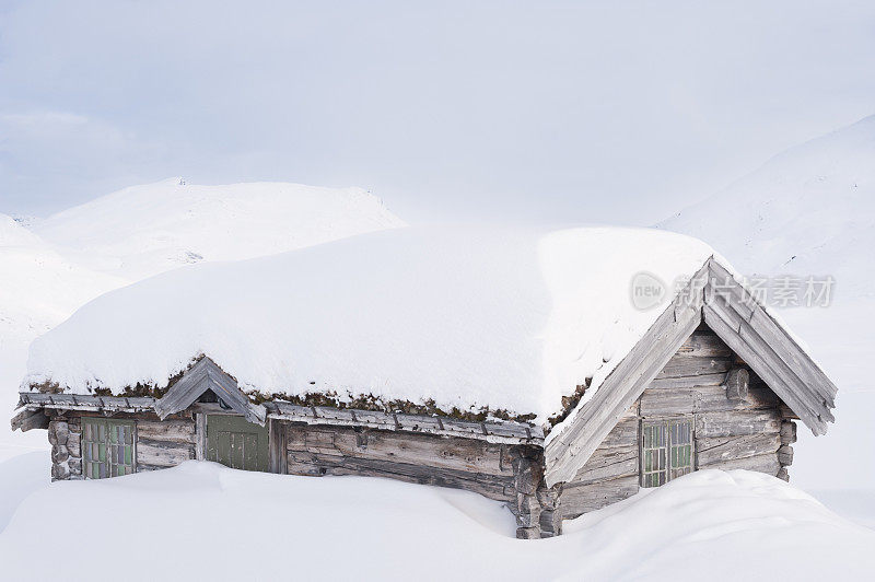 古老的传统挪威木屋覆盖着雪