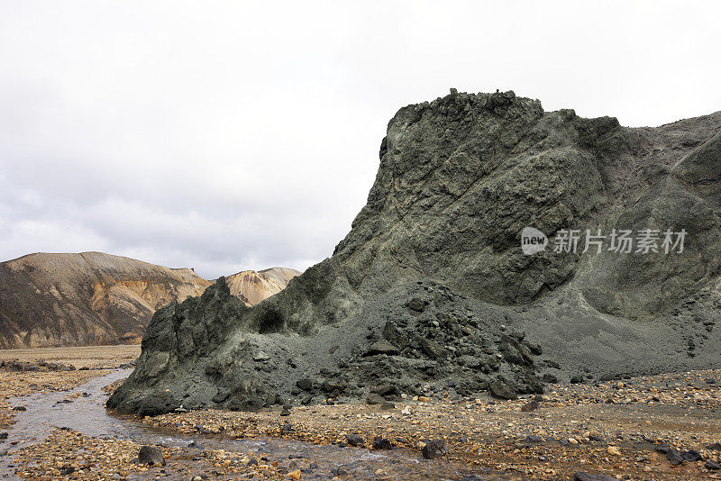 天然地热温泉流在熔岩田和山脉