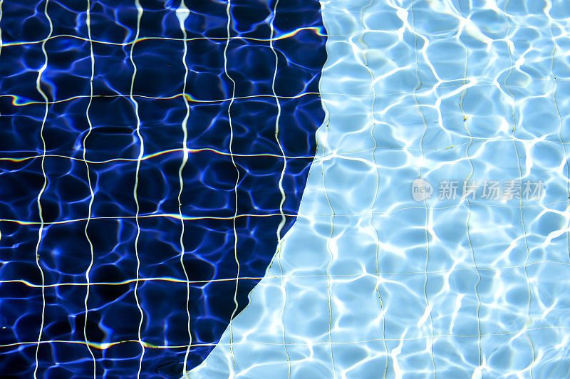 约旦亚喀巴，水池中明亮的倒影在水池瓷砖上形成了两种色调的涟漪图案