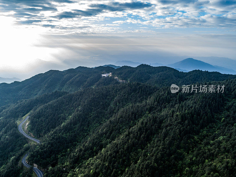 山地和绿色森林的航空摄影