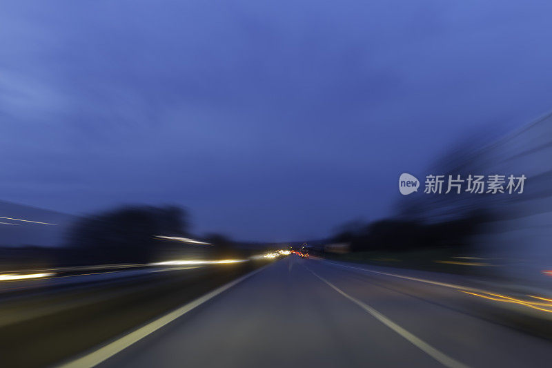 抽象模糊的背景公路在晚上