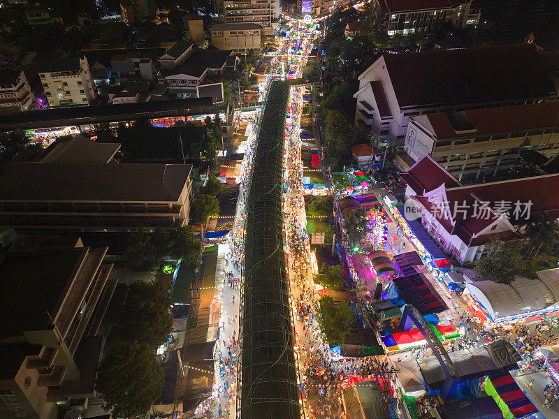 夜市庙会和当地夜市的游乐园鸟瞰图。人们走在街上，五颜六色的帐篷在曼谷市，泰国。零售商店