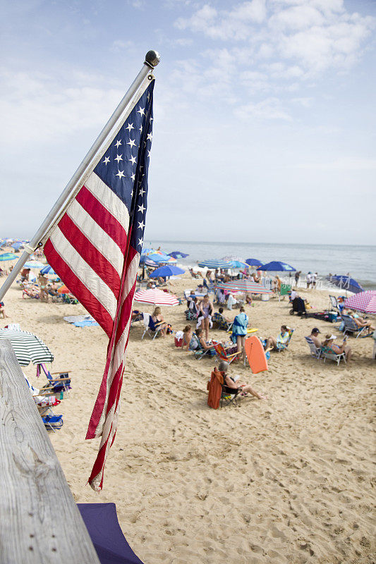 悬挂在海滩上的美国国旗